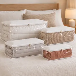 Kit com quatro capas para edredom em TNT e plástico cristal, nos tamanhos P, M, G e GG, sobre a cama